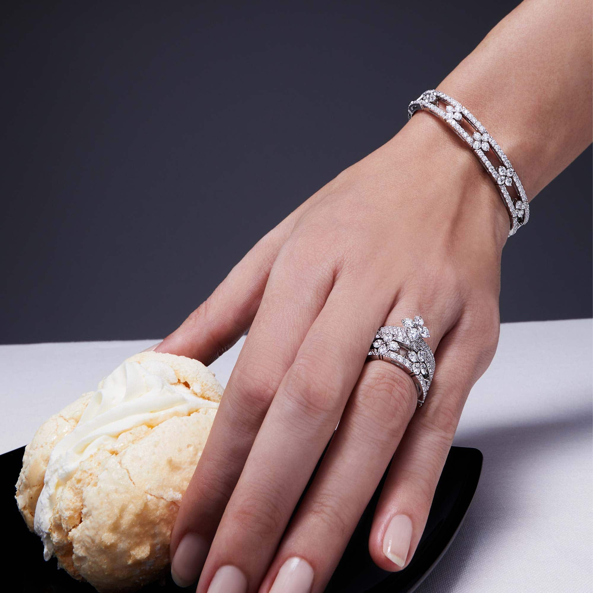 LOVE IN VERONA BANGLE WITH DIAMONDS - Roberto Coin